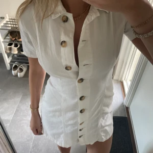 Jeansklänning  - Fin vit jeansklänning från NA-KD i super bra skick. Klänningen är i storlek 36 🫶🏻