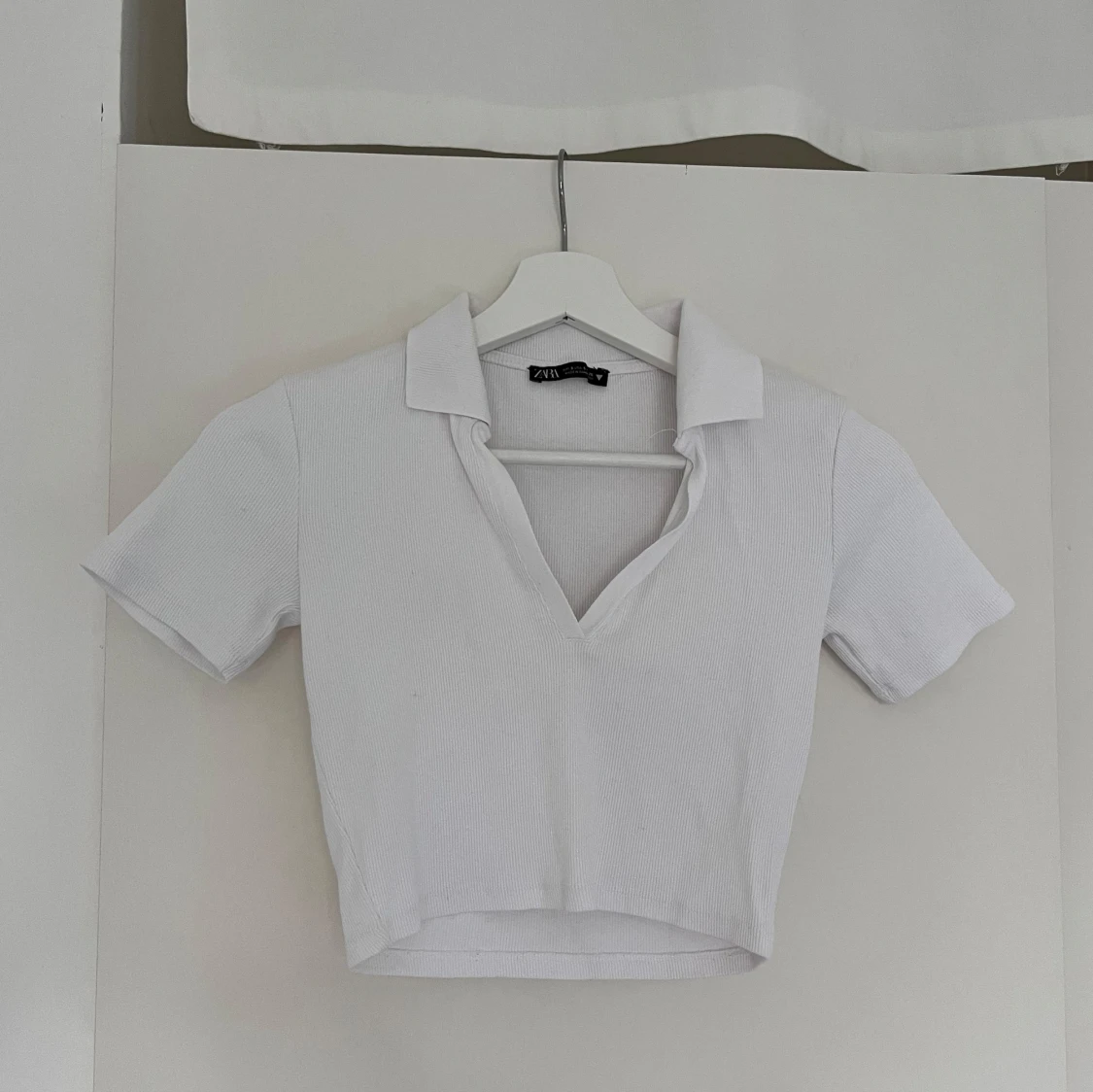 Ribbad croptopp med krage