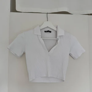 Ribbad croptopp med krage - Vit ribbad Croptopp med krage. Bra skick.