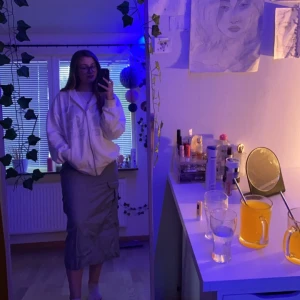 Mörk grön kjol - Mörk grön kjol använd 2 gånger. Köpt förra året i H&M