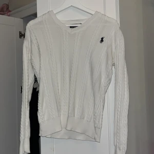 Ralph lauren tröja  - Säljer en Ralph Lauren tröja i nyskick ❤️ Säljer pga att den inte kommer till användning. Kom privat för fler bilder/frågor ❤️