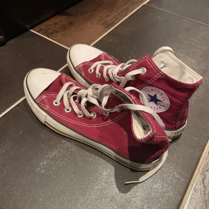 Vinröda Converse - säljer dessa converse då de knappt är använda och försmå. De är i bra skick. 