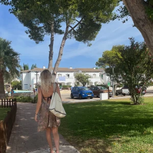 Sommarklänning/strandklänning - Jätte fint skick endast använd två gånger, köptes på en marknad i Spanien.💗