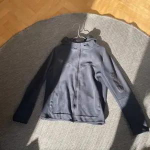 Sälejer nike tech fleece, för liten nypris ca 1000kr 