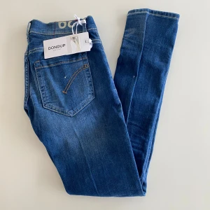 Dondup jeans - Säljer dessa sjukt trendiga och helt nya dondup jeans med riktigt fräscha detaljer i modellen george. Skick 10/10 helt nya med tags kvar! Nypris ca 3000, säljs för 1149. Kom priv för fler bilder eller frågor!