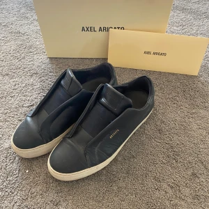 Axel Arigato Laceless skor - Tjena, säljer mina Axel Arigato skor då de har blivit för små. De är i rätt så bra skick med några defekter. pm✉️ för bilder mm.