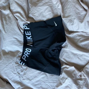Nike pro - Säljer mina Nike PRO shorts då dom inte kommer till användning, bra skick då dom knappt använts.
