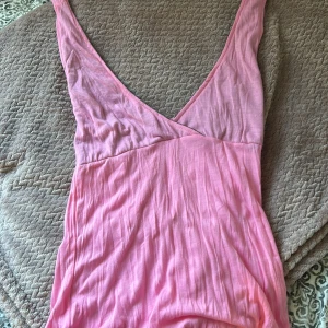 Rosa topp - Säljer en söt rosa topp som är urringad. Det är en ärmlös design. Toppen har en elastisk detalj vid ryggen som gör toppen stretchig. Tyvärr står det ingen storlek eller något varumärke, men jag skulle gissa att storleken är XS eller S. 🫰🏻