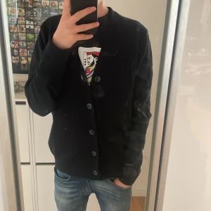 Cardigan - Hej! Säljer min feta stickade cardigan från Dressman! Modellen på bilden är 176cm och väger 56kg. Köpt för 599kr i butik. Knappt använt den så i väldigt fint skick! Om du har frågor eller funderingar så hör av dig 🤙  Mvh JacobsCloset 