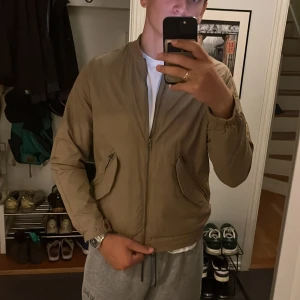 Riley jacka - Säljer min gamla Riley jacka då den har blivit för liten, som man kan se. Den är i mycket gott skick och har inte använts mer än en handfull gånger. Säljer den för 600kr då jag köpte den i butik för ca 1200kr. Hör av er om ni har minsta funderingar!