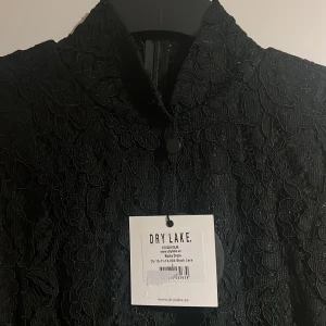 Spetsklänning Dry Lake - Ny med prislapp  Storlek L