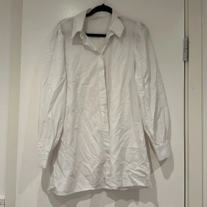 Vit skjorta  - Vit skjorta i storlek 38. 