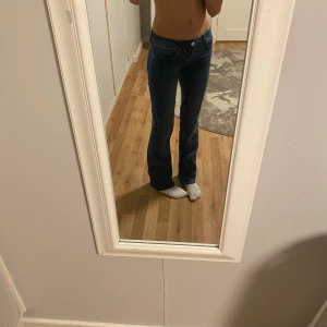 Lågmidjade jeanse  - Jättesnygga jeanse från Only, insydda cirka 1 cm på låren då de var större än vanligt, stretchiga material!, upsidda på benen också men passar mig som är 163 cm💗