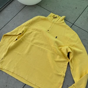 Ralp Lauren Zip-Up  - Ralph Lauren Half-Zip up  Storlek: L  Använd men i bra skick  Tar gärna bud 