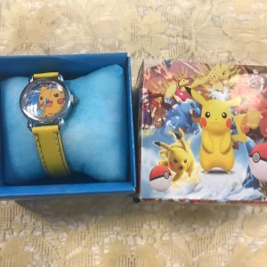 Pokémon Barn Klocka med Presentlåda  - Dia 38.00 mm tjocklek 8.00 mm Klocklängd 22.00 cm  Batteri ingår  155kr/st 
