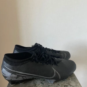 Nike mercurial vapor - Skorna är använda ett få antal matcher/träningar de är grässkor kostade 1800 när jag köpte de 