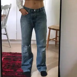 Jeans från Levis, retro och riktigt snygga. Strl w30 l32. Reva över ena knäet.