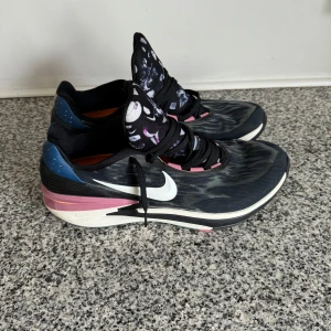 Nike GT cut 2 - Säljer mina Gt cuts i storlek 48,5 Har använt dem lite men de finns typ inga spår det Väldigt sköna skor Dem blev dock för små🙃 Nypris på dem är 3500 kr  Säljer dem för 1400 kr