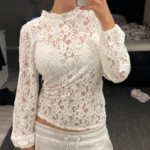 Jätte fin mönstrad topp  - Har legat i garderoben ett tag och använder inte den, den passar S-M och köptes från bubbelroom 💗