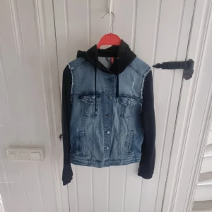 Jeansjacka med huva - Jeans jacka med huva i myckey bra skick . Storlek 44 men jag tycker den är mer en 42a 