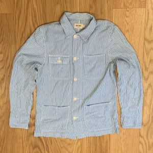 Overshirt east west blå-vitrandig - Säljer en riktigt snygg overshirt från east west. Blå-vitrandig. Nypris runt 699kr. Skick 9,5/10