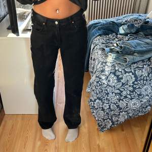 Low straight jeans ifrån BikBok