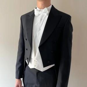 Frackset - Ett frackset från Tux & Tail. Setet inkluderar: -Kavaj (C148) -Byxor (C50) -Väst (S/M) -Skjorta (M, Slim Fit) -Fluga Jag är 192 cm lång. Använt endast en gång.