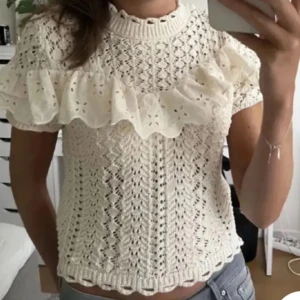Zara topp! -  Jättefin Zara topp! Inga defekter och kommer tvättad💓💗 säljer pga för liten för mig 