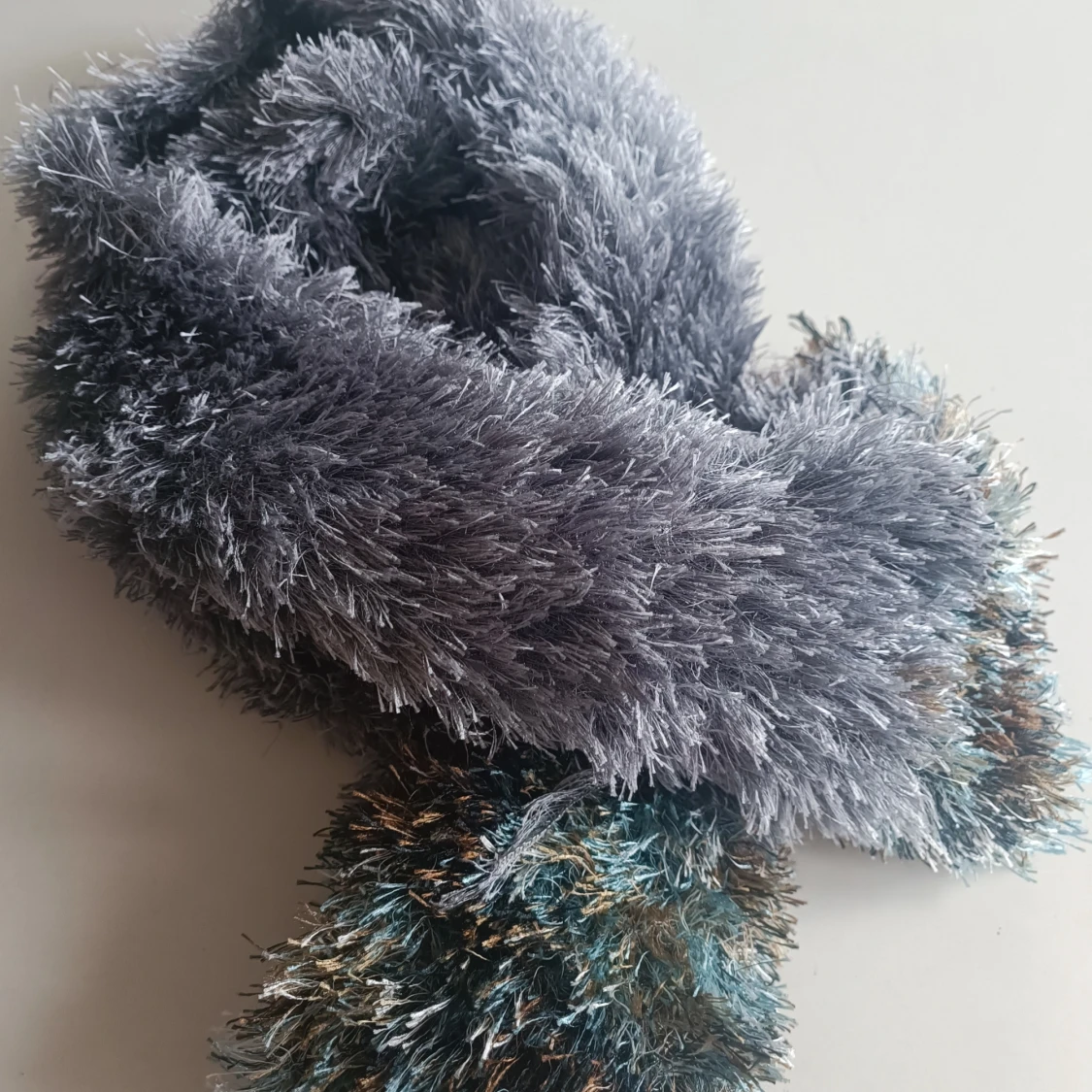 Fluffig grå halsduk