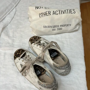 Golden goose skor - Så coola Golden goose skor i storlek 37 som är använda mycket men går att rusta upp, tex typ byta skosnören om man vill ha de ljusare/fräschare💗 Sen är de ju slitna i orginalmodellen! Dustbag ingår✨ 