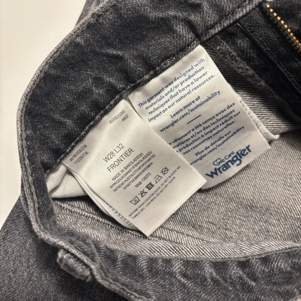 Svarta wrangler jeans som ja inte använt någonting.   Skick 10/10   Storlek 28-32. Jeans & Byxor.