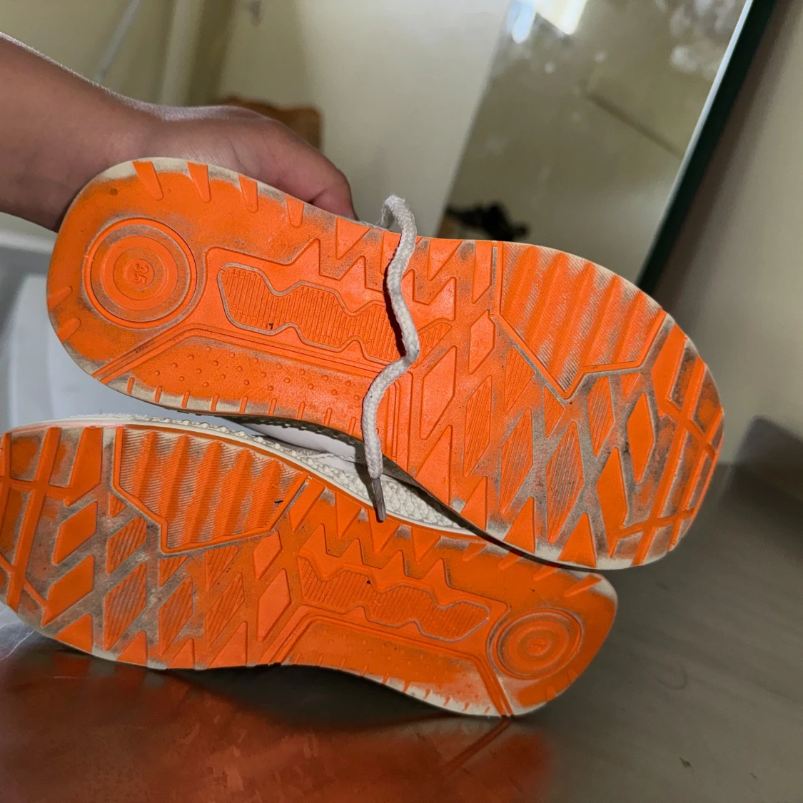 Vita och orangea sneakers från Adidas - 92