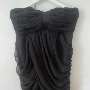 svart tubklänning med volang - Aldrig använd 