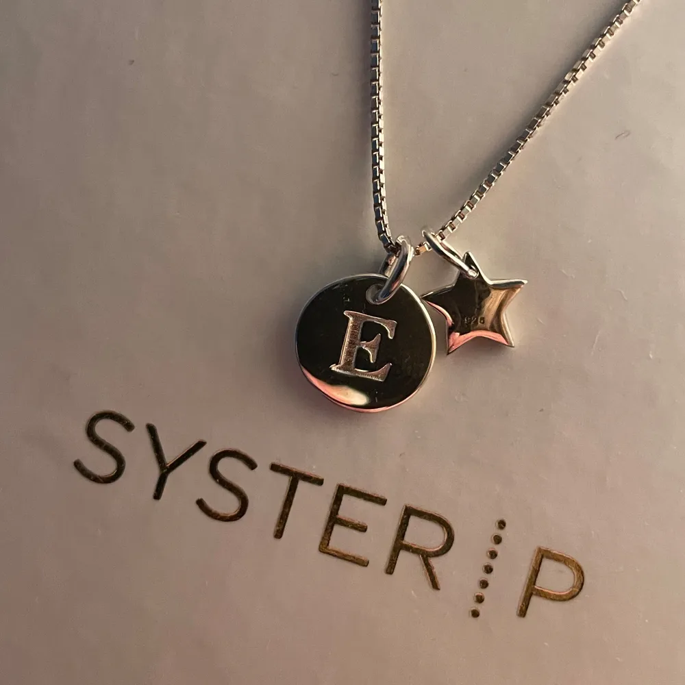 En konfirmationspresent från släkten men aldrig ens uttagen från lådan då jag är guldtjej! Äkta silver, nypris 699kr💞Skriv om ni har funderingar!☺️. Accessoarer.