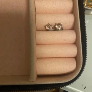 Silver örhängen med rosa sten  - Säljer då jag nyligen bytte till guld Bra kvalite. Skriv för fler frågor💕