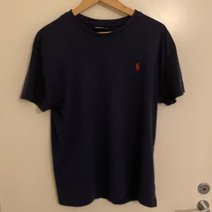 Ralph Lauren T-shirt - Säljer nu min mörkblå Ralph Lauren T-shirt då jag slutat använda den. Den är i använt men bra skick. Bara att höra av dig vid frågor och priset kan diskuteras!