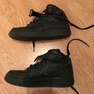 Svarta nike air force 1 - Perfekt nu inför hösten!🍂🍁 Ett par skit snygga svarta nike air force 1 high. Storlek 38. Pris går att diskutera!!🙌 hör av dig om du har några frågor🥰