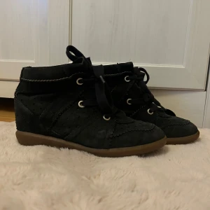 Isabel marant  - Äkta isabel marant skor i storlek 39. Mycket använda men fortfarande i bra skick. 