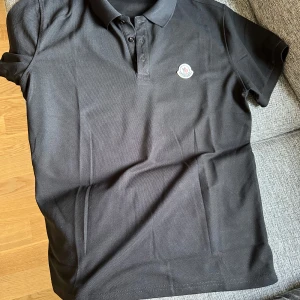 Moncler skjorta - Har flera styckna skjortor tänker sälja vidare denna. Går för både kön.