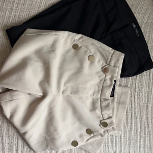 Kostymbyxor från zara  - Hej! Säljer mina kostymbyxor från zara då dem blivit för små för mig, st xs. En säljes för 250 och båda säljes för 400 kr