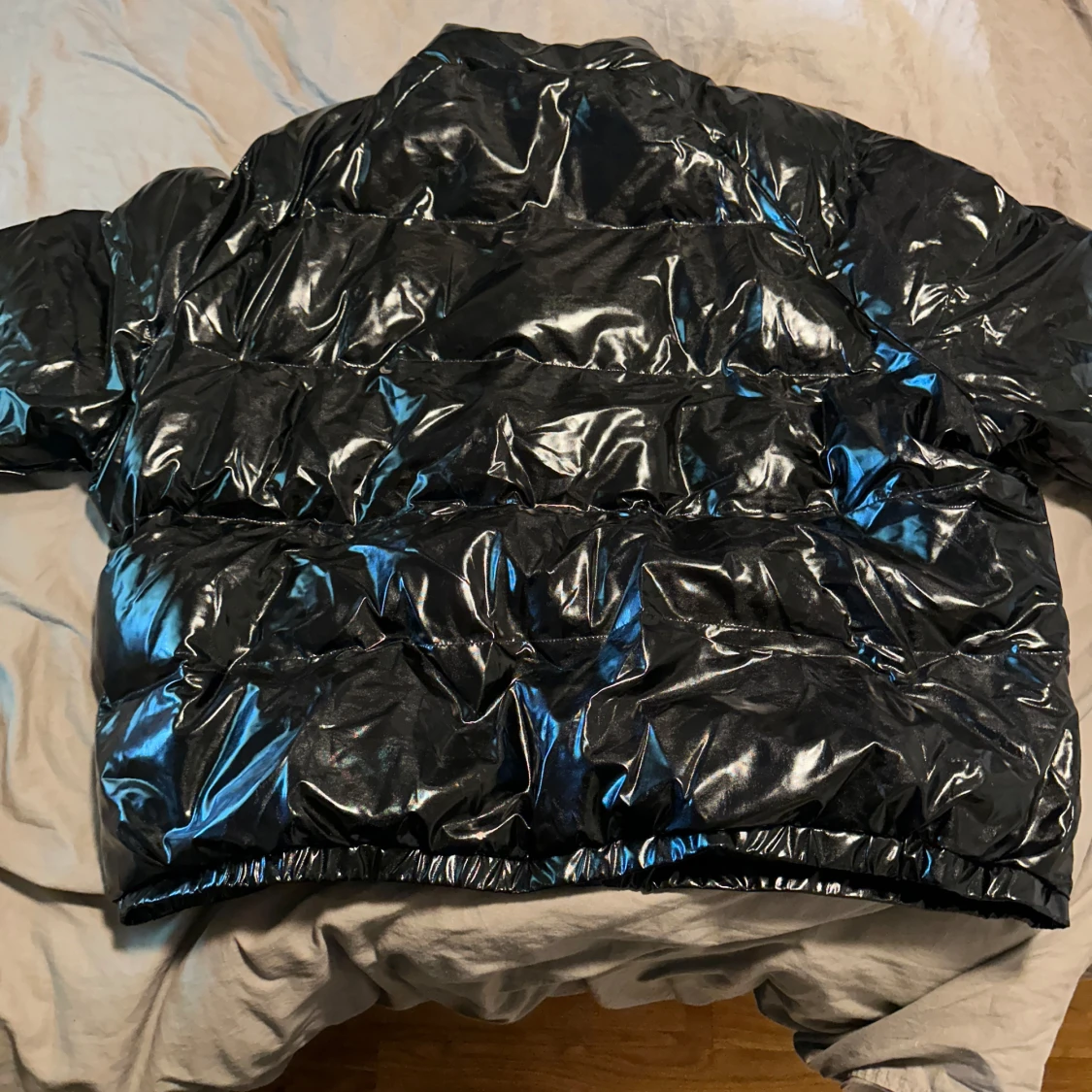 Svart glansig pufferjacka