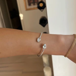 Caroline Svedbom armband - Säljer mitt fina Caroline Svedbom armband i modellen petite drop braclet/silver. Nypris 695 och har inga tecken på användning. Bara trycka på köp extremt bra pris😍🩷