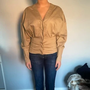 Tröja  - Så snygg tröja med figursydd midja!! 