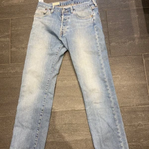 Levis 501 Jeans 28-32  - W28 L32, använt ca 1 år, bra skick, enda är att texten på läderbiten bak inte syns lika bra, säljer för att dom är för små för mig i midjan!