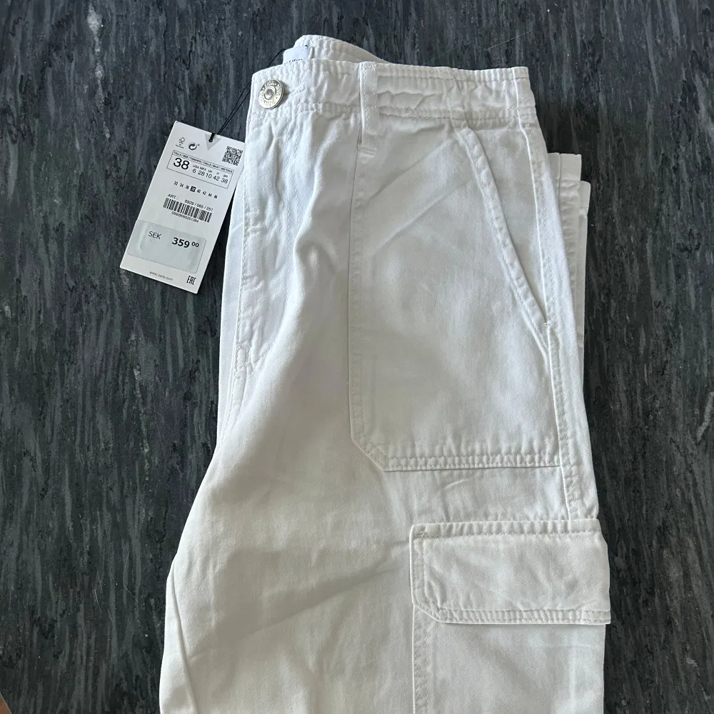 Helt nya cargobyxor ifrån Zara, lappen kvar. Liten fläck på framsidan från butik, aldrig tvättat de så går säkert bort! St.38. Jeans & Byxor.