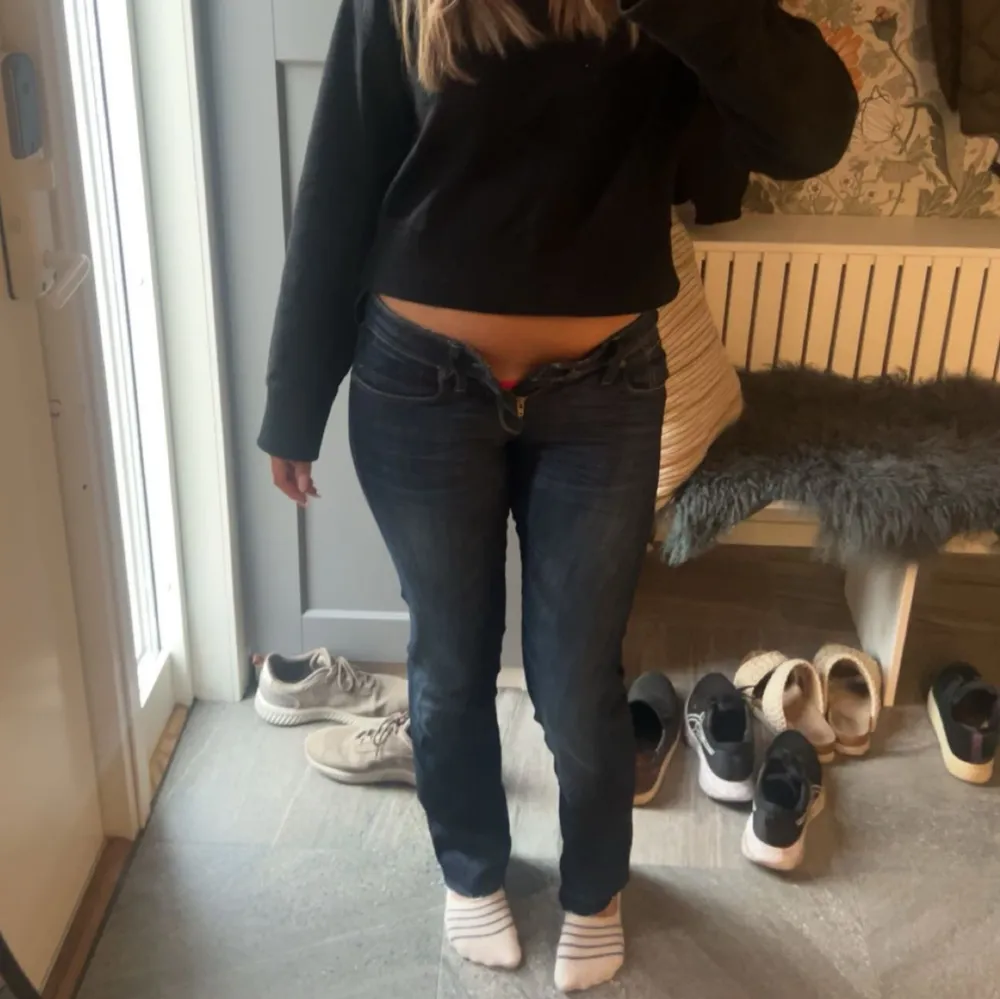 Säljer dessa Mavi jeans då dom ej passar mig längre. Dom är uppklippta nere vid fötterna men går ner i marken på mig som är 1,66. Jeans & Byxor.