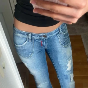 💓Only Lågmidjade Jeans💓 - Världens finaste lågmidjade, bootcut jeans!!💓 Säljer då de tyvärr var för stora för mej, (bilderna är från förra ägaren)! Midjemått rakt över 38cm och innerbenslängden 77cm. Hör av er vid frågor!!❤️🙏
