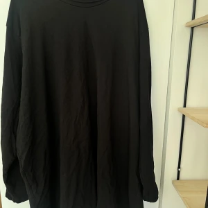 Långärmad svart polotröja  - Långärmad svart polotröja. Använd några gånger. 