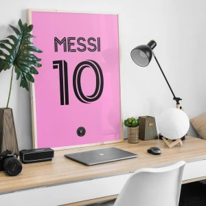 Messi - Letar du efter något nytt till din inredning? Denna eleganta affisch, 50x70 cm, tryckt på högkvalitativt papper, kan vara perfekt för ditt rum. Hör av dig om du är intresserad!