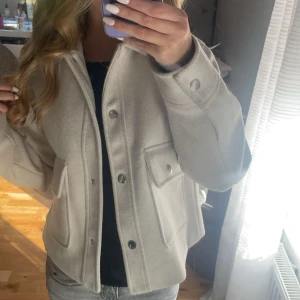 Zara kappa - Fin höst kappa från zara säljer för den inte kommer till användning längre( pris kan diskuteras)